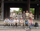 親宣寺の山門前で全員写真